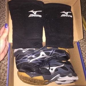 Mizuno Volleyball Shoes & Mizuno T-10 Kneepads